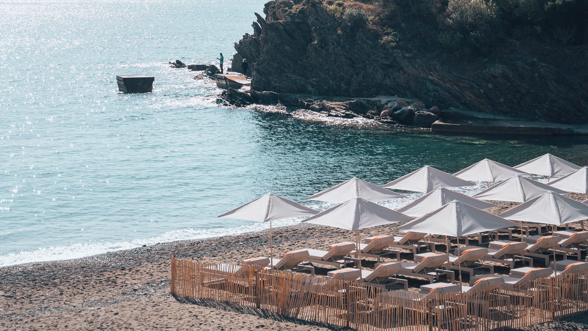 plage privee avec transats vue de cote 4 - plage privee collioure - les elmes