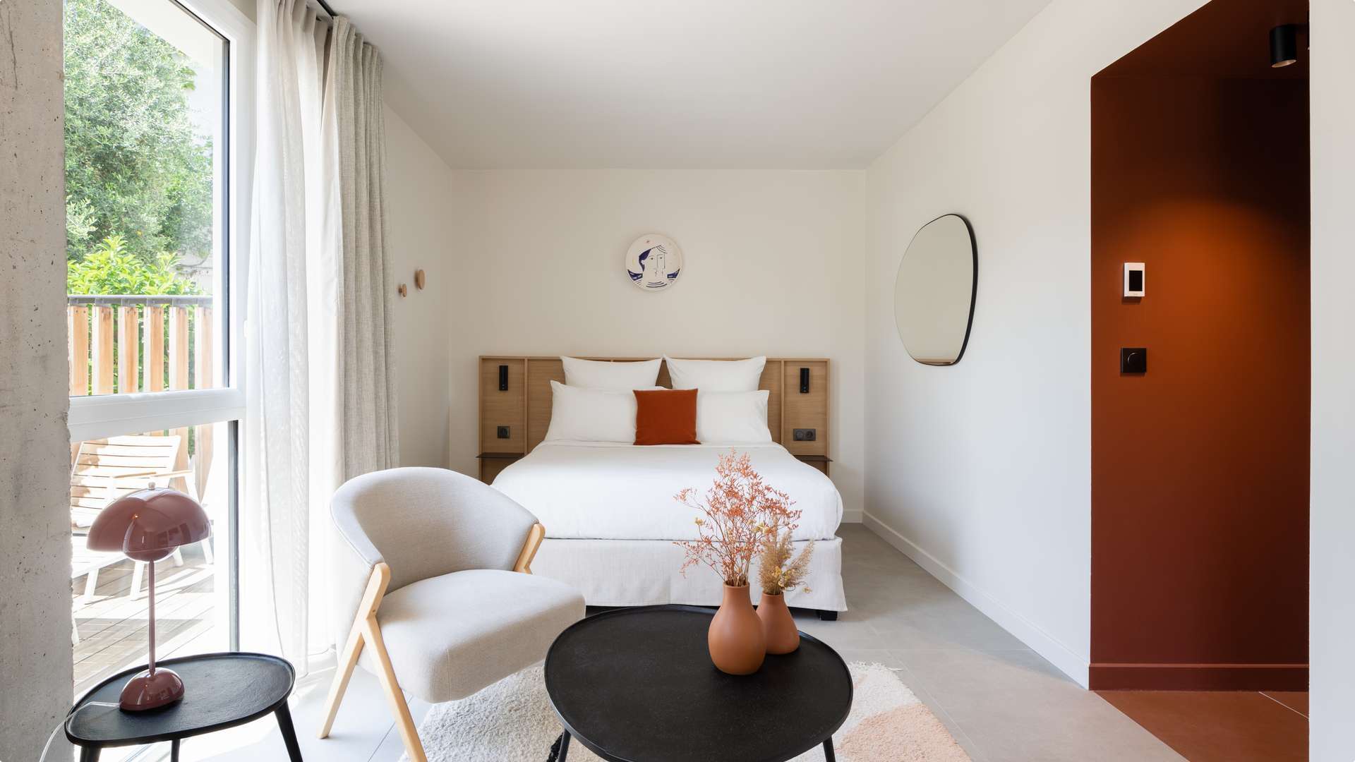 chambre avec mini tables basses et decoration- hotel 4 etoiles banyuls sur mer - les elmes