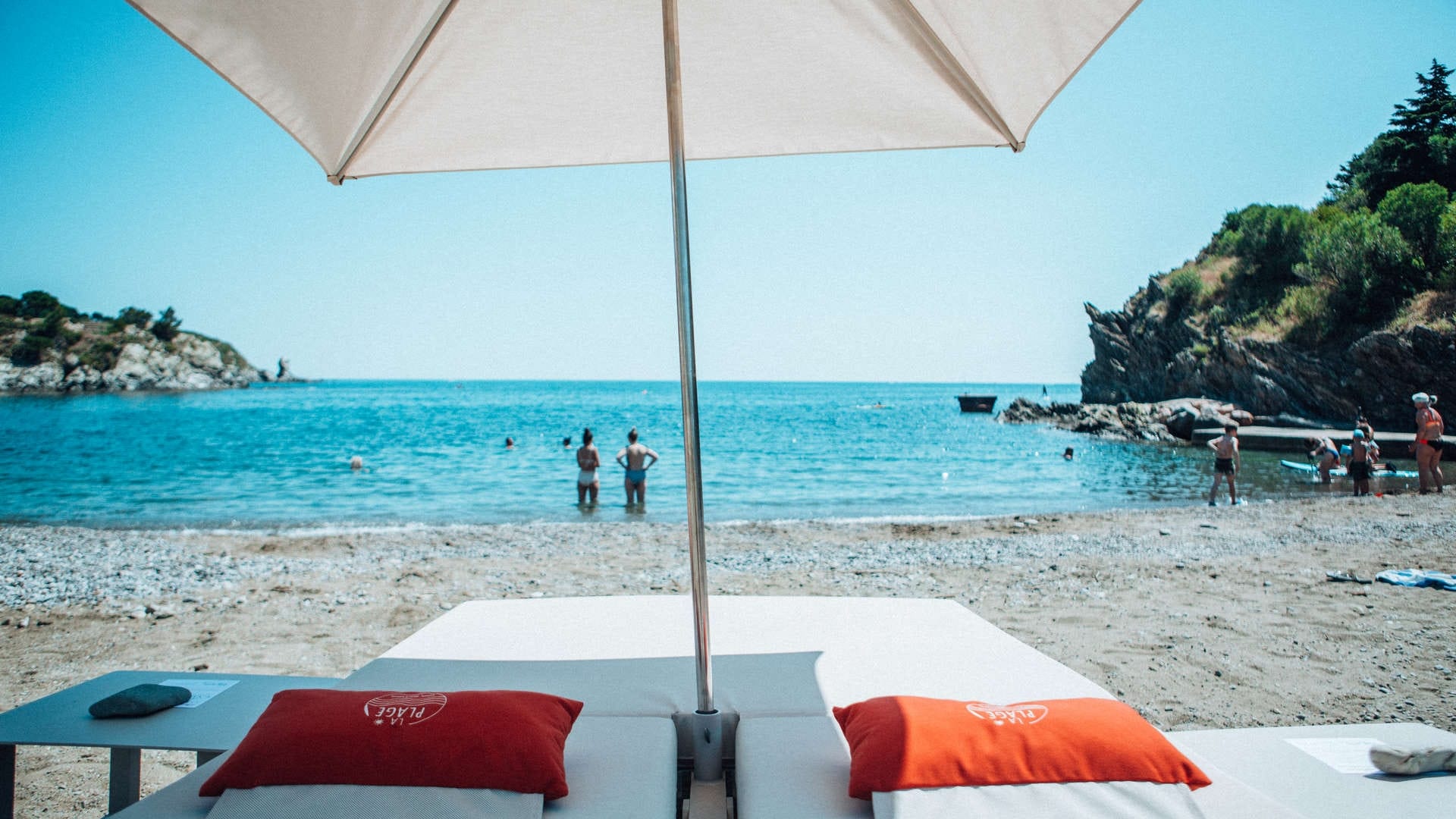 parasol et transats face a la mer - plage privee collioure - les-elmes