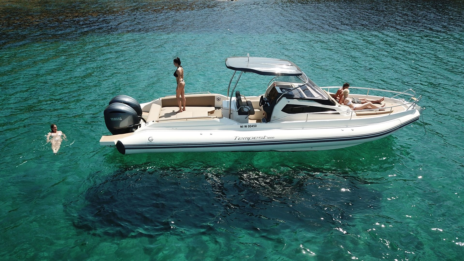 bateau sur mer transparente - plage privee collioure - les-elmes