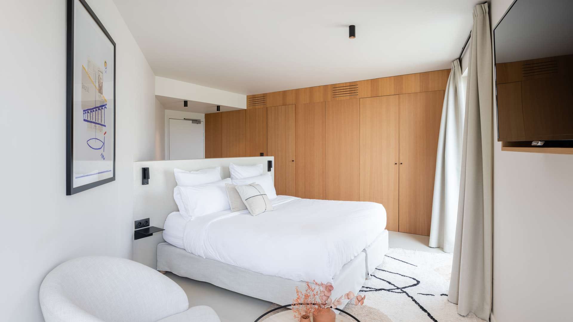 Closet and headboard - hotel 4 etoiles banyuls sur mer- Les-Elmes
